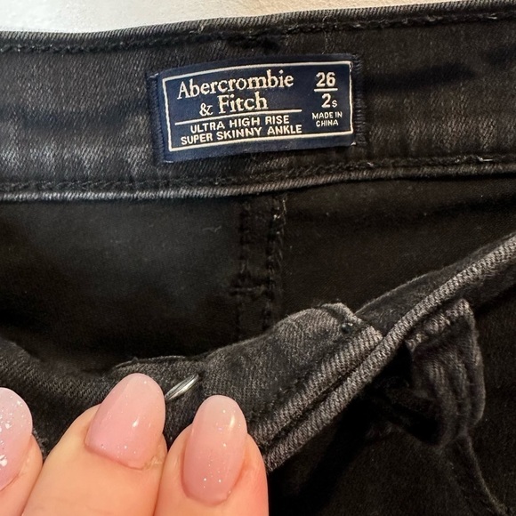 Abercrombie & Fitch Ultra High-Rise Super Skinny Ankle Ripped Black Jeans Size 2 - Picture 4 of 8